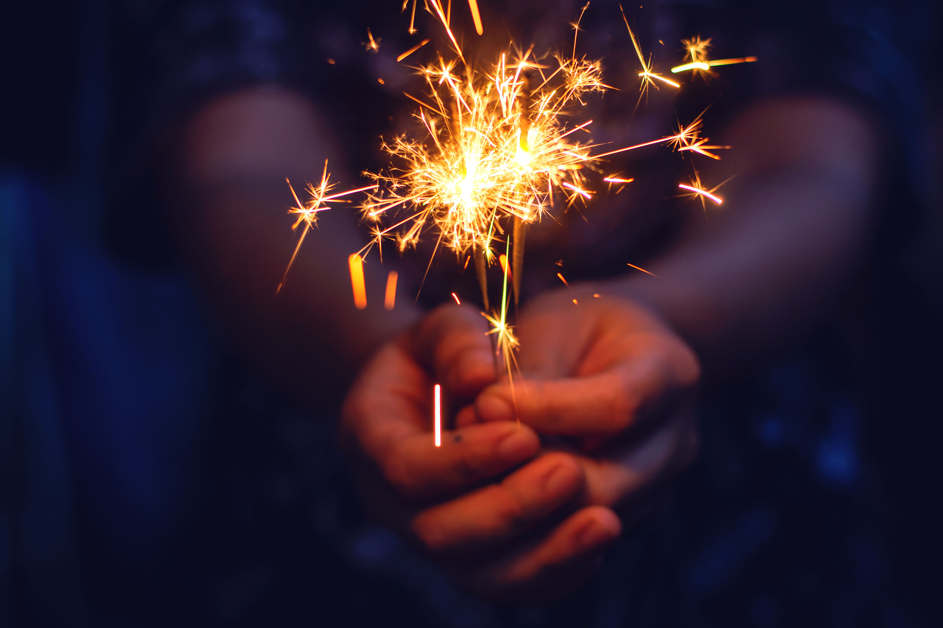 持有烟火的人的特写镜头