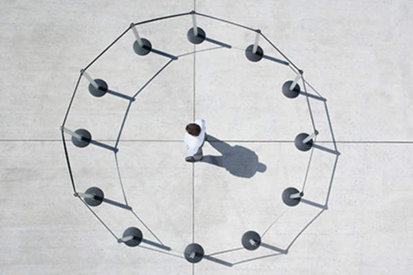 内部边界的男子站在。