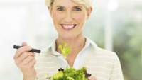 女人吃沙拉