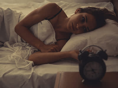 女人失眠睡不着晚上。