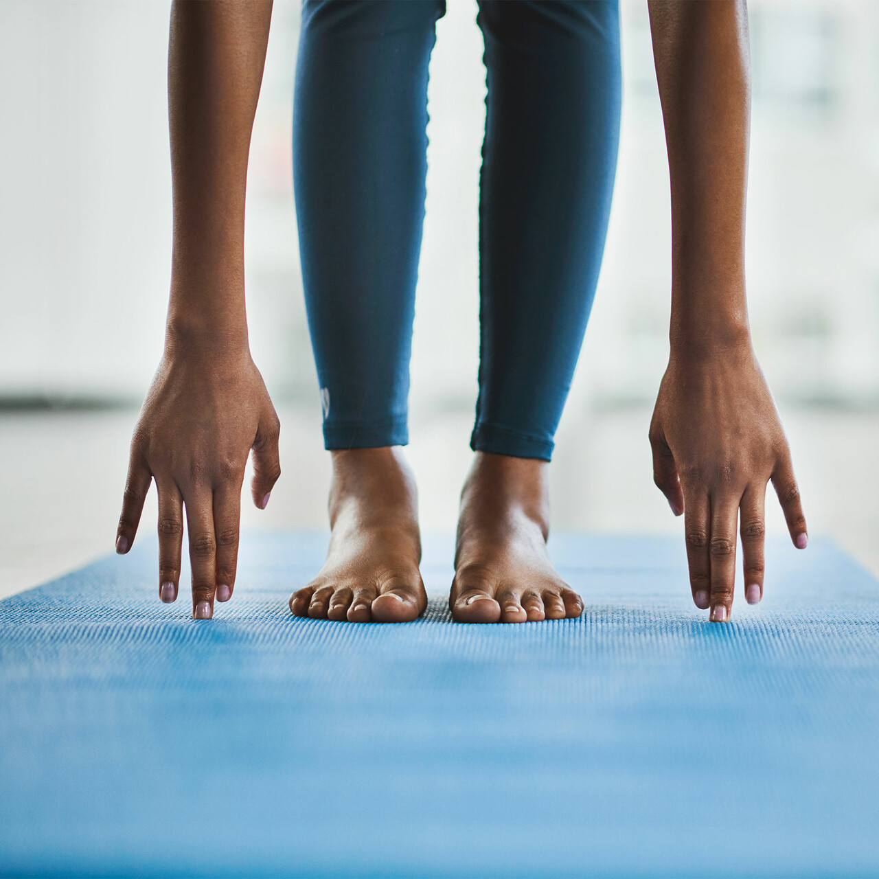 一个女人练习瑜伽