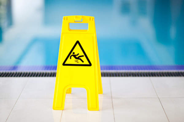 潮湿的地板上的迹象。