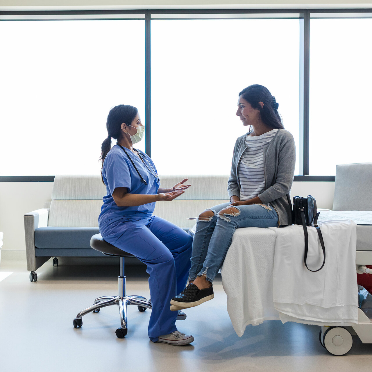 一个女人和她的医生谈话