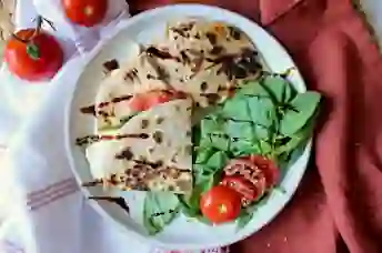 菠菜卡普里玉米饼