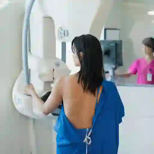 一位女性在做乳房x光检查