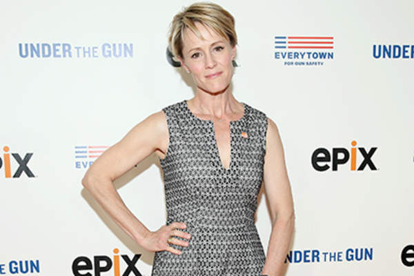女演员玛丽·斯图尔特·马斯特森出席枪下纽约首映活动。