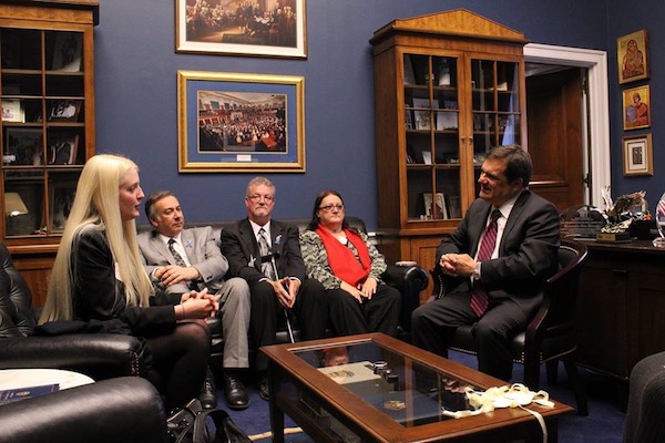 2015年2月罕见病周期间，格斯、坎迪斯和其他佛罗里达罕见病倡导者。