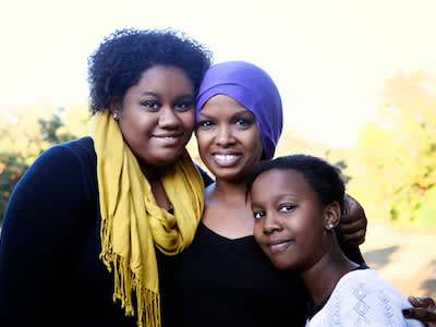 癌症母亲和她的两个女儿。