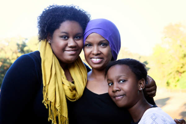 癌症母亲和她的两个女儿。