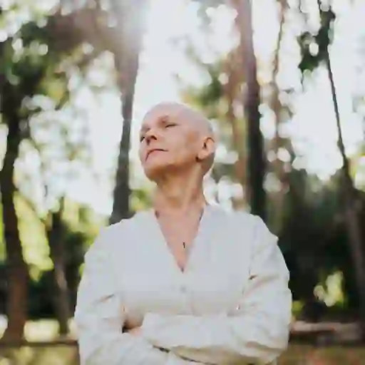 一位女性癌症患者在外面闭上了眼睛
