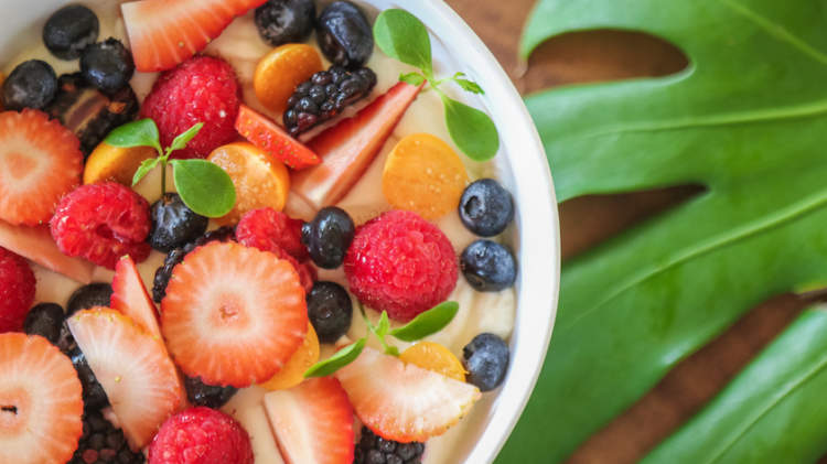 一个健康的水果碗吃早餐。
