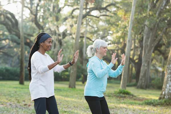 练太极拳在公园里。