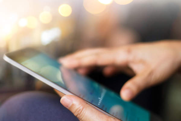 人阅读平板电脑。