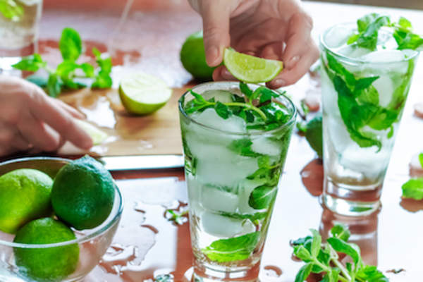 手制作mojitos。