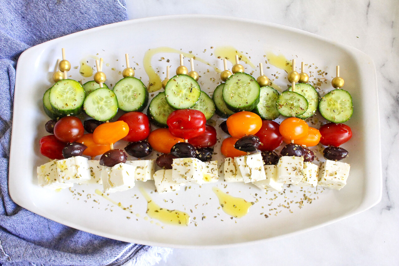 https://images.ctfassets.net/yixw23k2v6vo/4R1u3ehQFDLkXXuyb2hQRP/4c79a28ad57729ac0cf924b5bcab6f32/large-15-Greek_Salad_Skewers-3000x2000.jpg?fit=thumb&fm=webp&h=600&q=50&w=1200