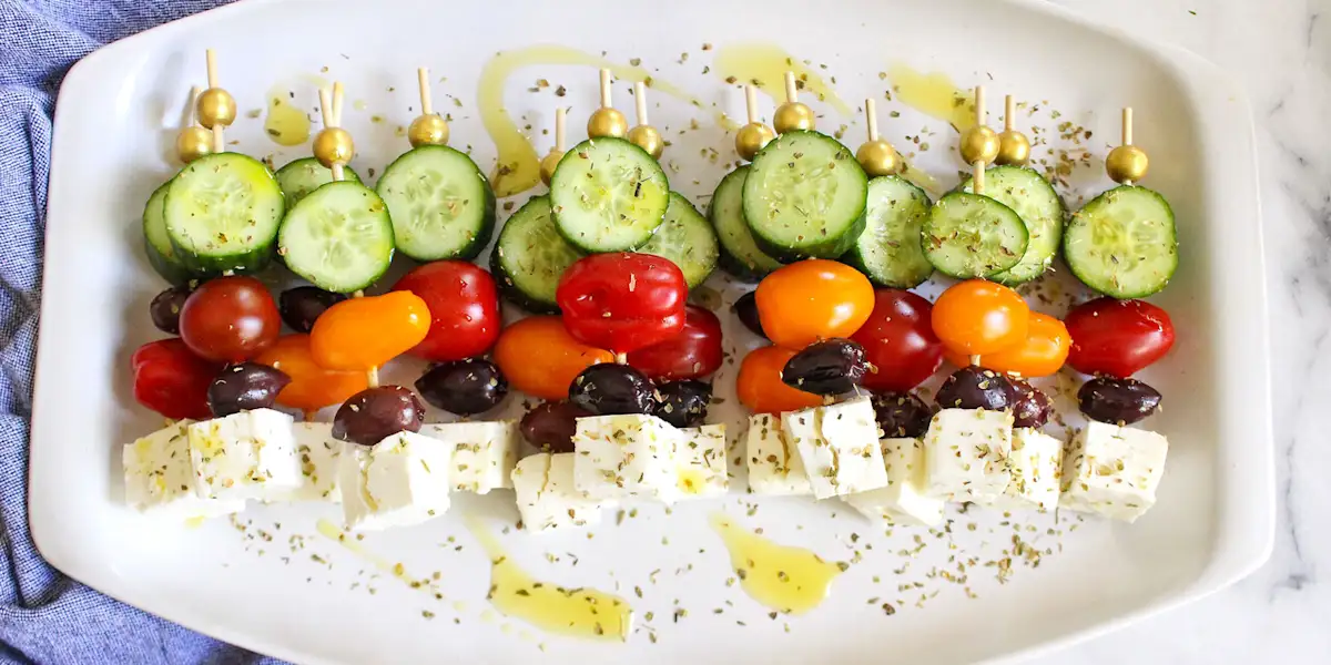 https://images.ctfassets.net/yixw23k2v6vo/4R1u3ehQFDLkXXuyb2hQRP/4c79a28ad57729ac0cf924b5bcab6f32/large-15-Greek_Salad_Skewers-3000x2000.jpg?fit=thumb&fm=webp&h=600&q=50&w=1200