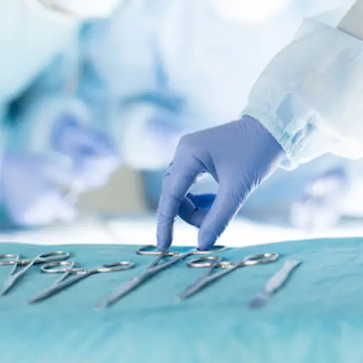 手术中戴着手套的手的特写。