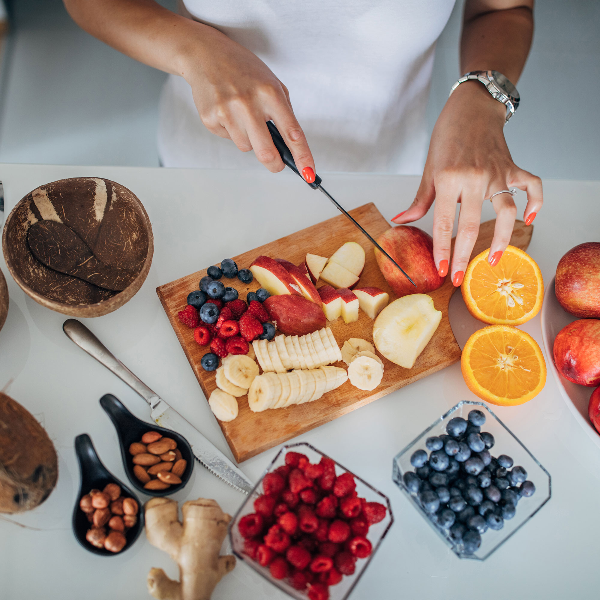 一个女人切成果实的高架景色
