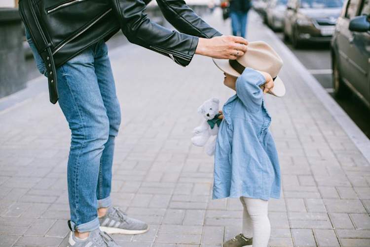 妈妈给小孩戴帽子