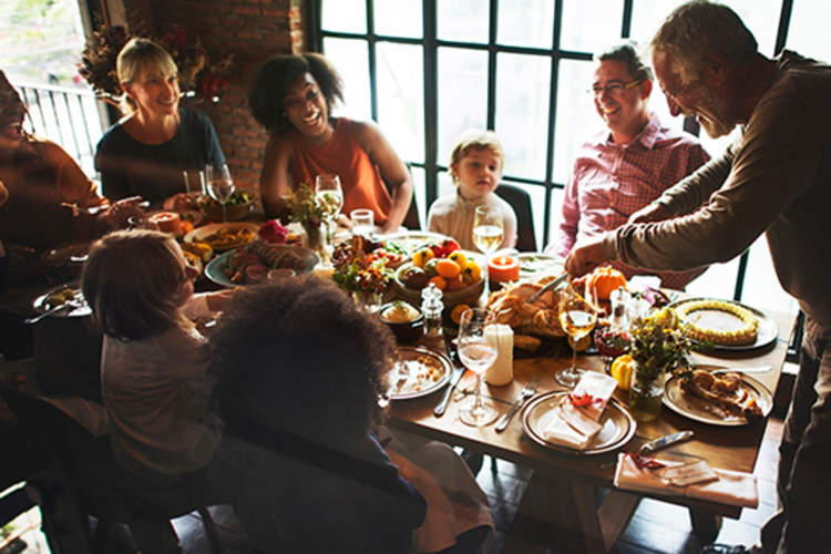 在节日晚餐上切火鸡的人。