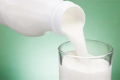 倒一杯牛奶。