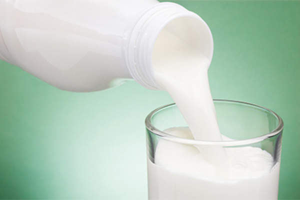 浇一杯牛奶。
