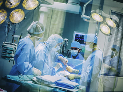 给病人做手术的外科小组。