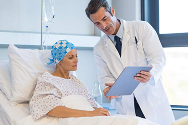 肿瘤学家与女性癌症患者交谈。