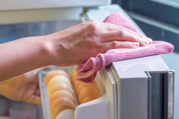 清洁冰箱。