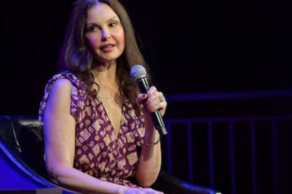 阿什利·贾德在2018年翠贝卡电影节期间,“时间到”在春天影城2018年4月28日在纽约市的舞台上说话。