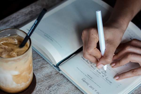 在笔记本电脑的女人写作目标