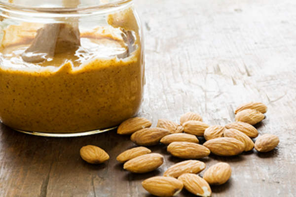 杏仁和杏仁黄油。