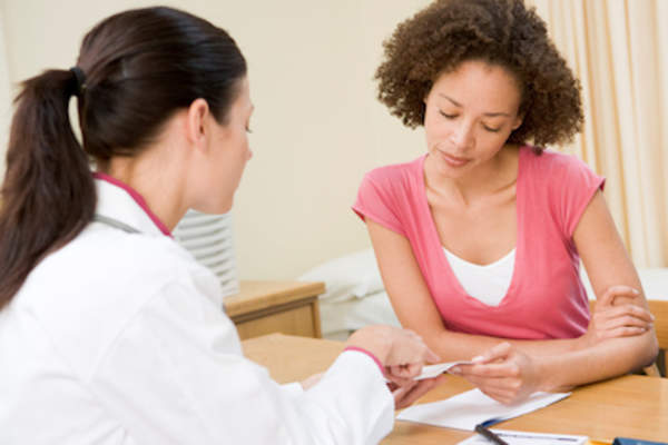 医生和病人检查文件。