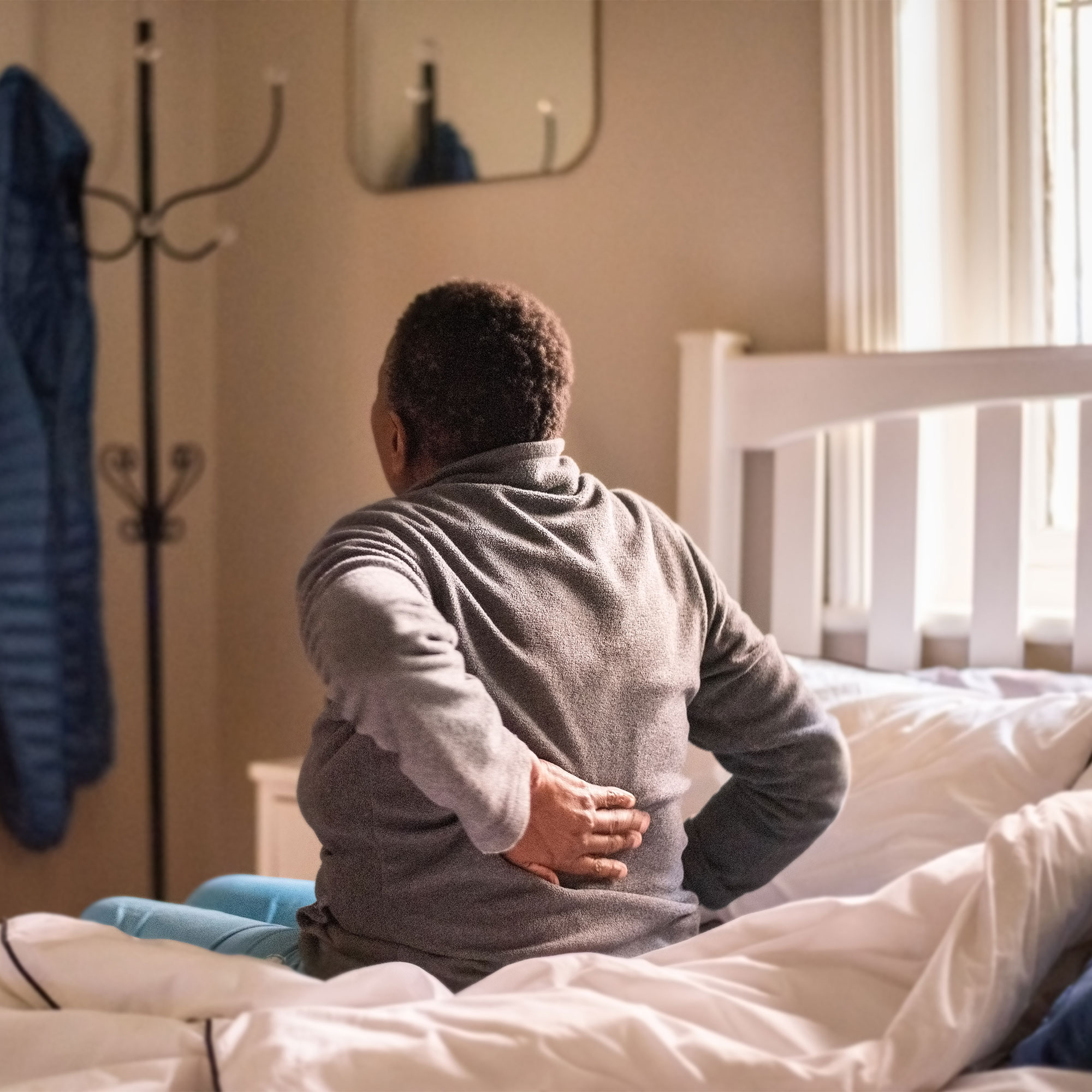 一个女人抱着她后背