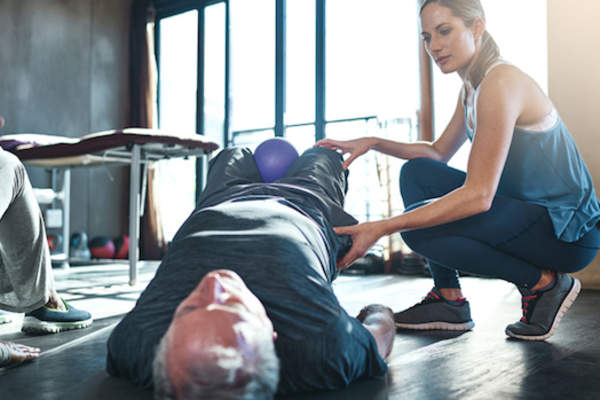 有物理治疗老人。