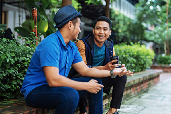 两个男人在谈话。