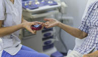 护士进行关于糖尿病患者血糖测试。