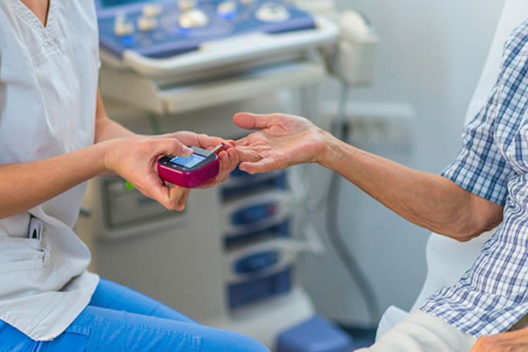 护士正在为糖尿病患者做血糖测试。