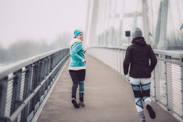 人们在冬天跑步