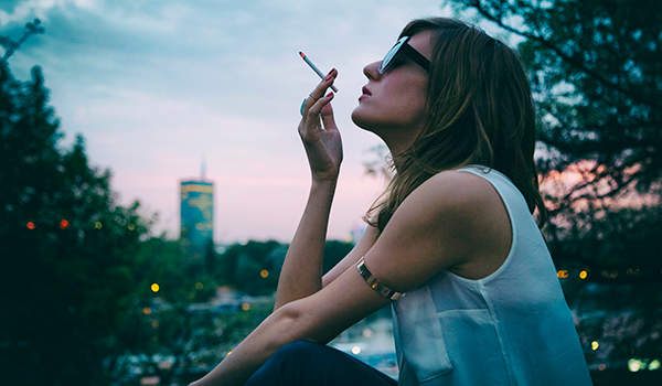 时髦女人在户外吸烟