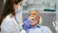 老人在那个牙医。