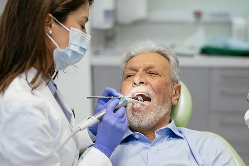 那个牙医的老人。