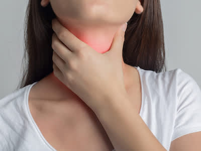 甲状腺肿导致喉咙痛。