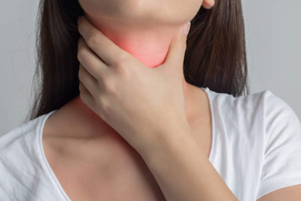 甲状腺肿导致喉咙痛。