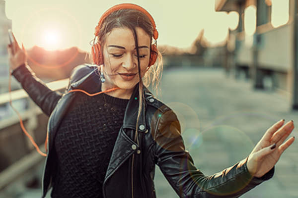 女人跳舞激励音乐。