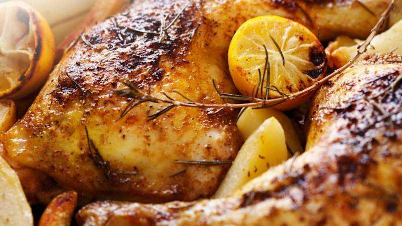 烤鸡配土豆和柠檬