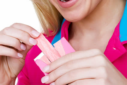 一个女人在嚼口香糖。