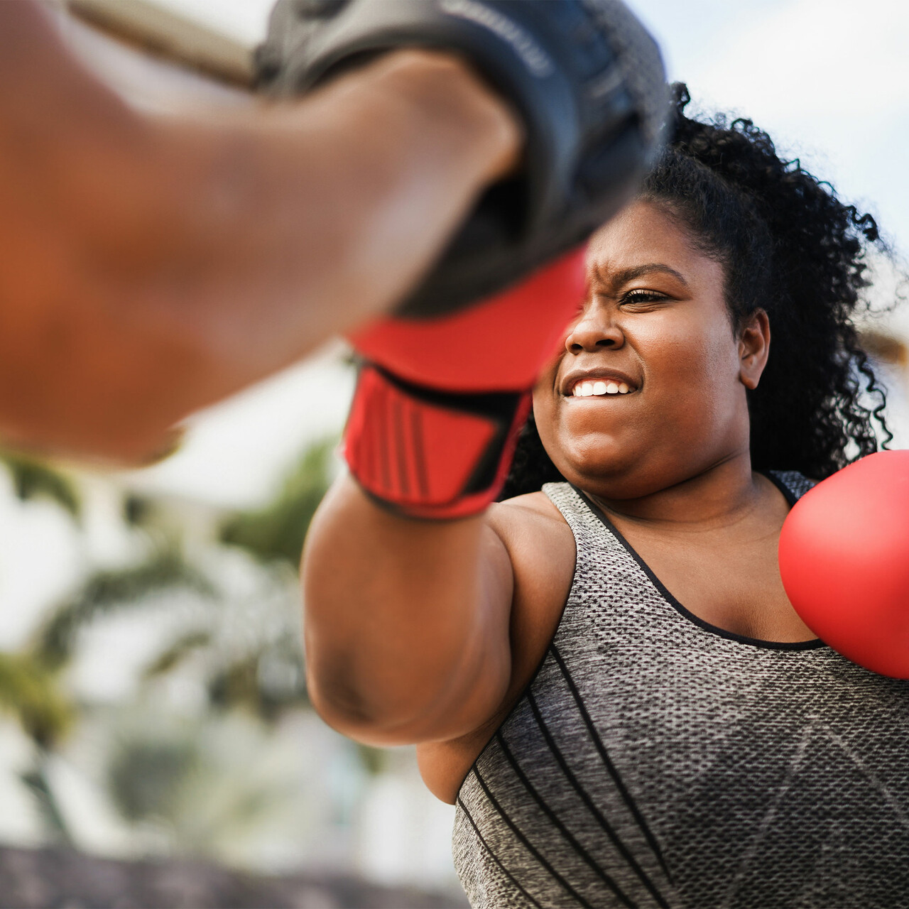 一位女士和她的私人教练在进行拳击训练