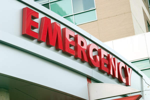 医院入口处的大红色紧急标志