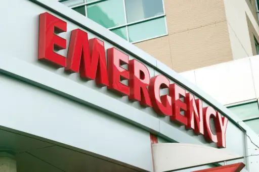 医院入口处的红色大紧急标志